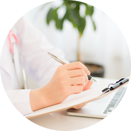 女性医師が診察